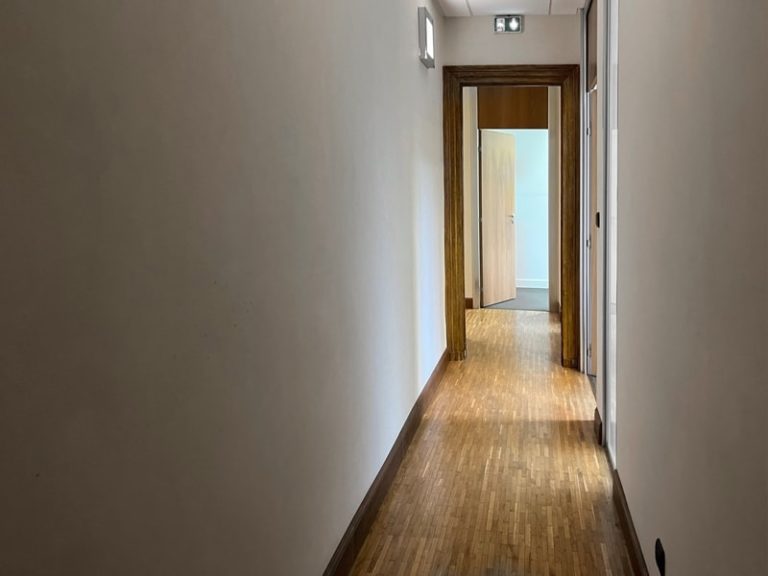 Couloir dans un appartement-bureau de standing à Pau
