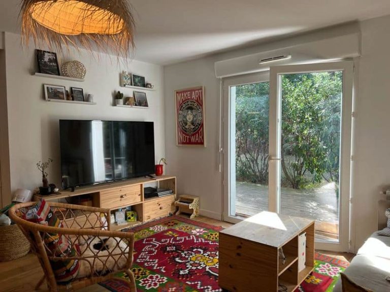 Salon ouvrant sur la terrasse d'un appartement comme une maison à Hossegor