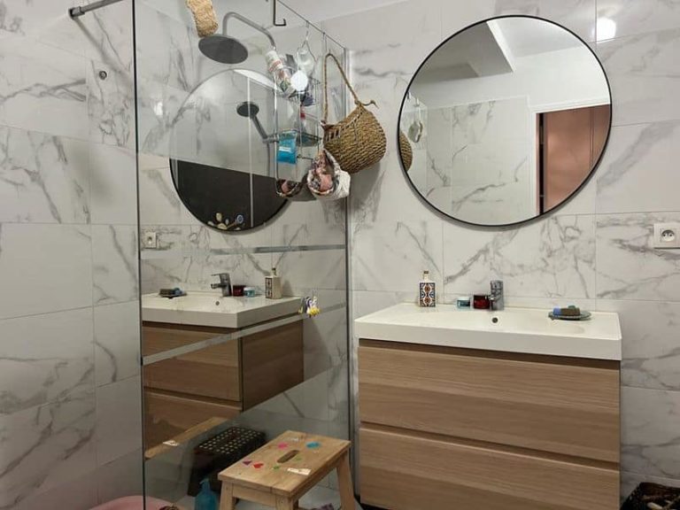 Salle de douche d'un appartement comme une maison à Hossegor