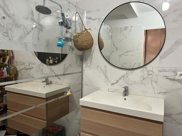Salle de bain avec de belles finitions dans un appartement comme une maison à Hossegor