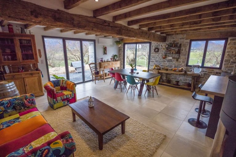 Salon et salle à manger avec vue sur les Pyrénées