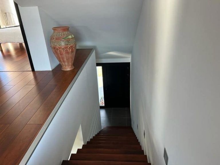 Escalier dans une maison style Le Corbusier au Pays Basque