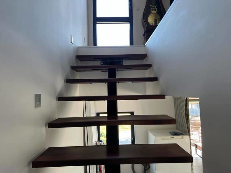 Escalier d'architecte dans une maison style Le Corbusier au Pays Basque