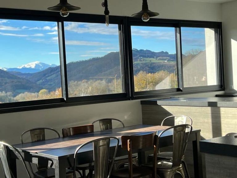 Salle à manger avec une vue exceptionnelle sur les Pyrénées