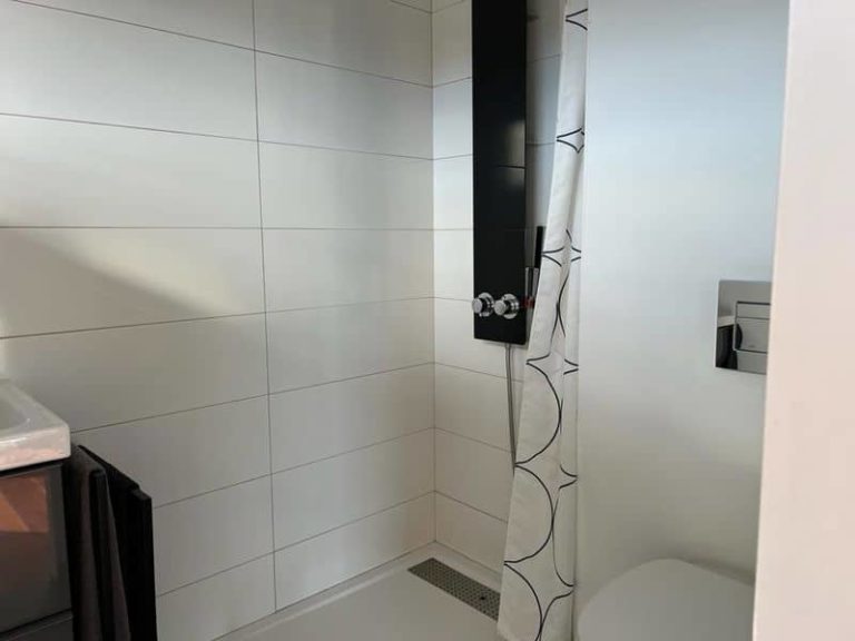 Salle de bain dans une maison style Le Corbusier à Esquiule