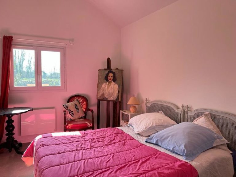 Vaste chambre double dans une maison béarnaise rénovée