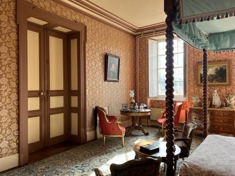 Vaste chambre et lit à baldaquin dans un magnifique château du 19e