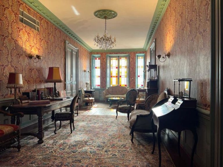 Petit salon et bureau du château du 19e dans le Béarn