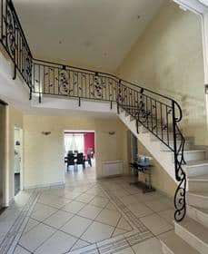 Bel escalier tournant dans une villa provençale à Idron (64)