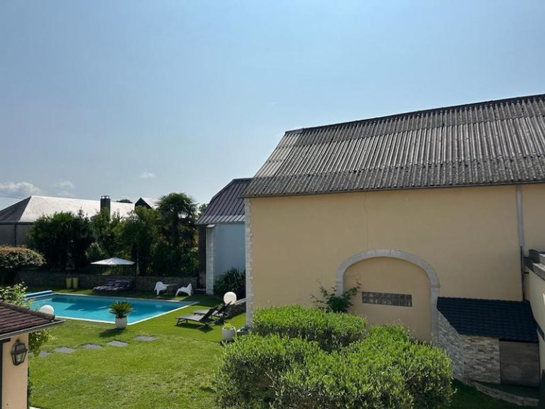 Maison de charme près de Pau avec piscine et jardin