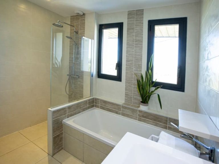 Salle de bain d'une villa d'architecte à Pau (64)