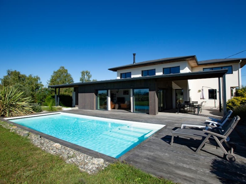 Piscine et terrasse d'une villa d'architecte à Pau (64)