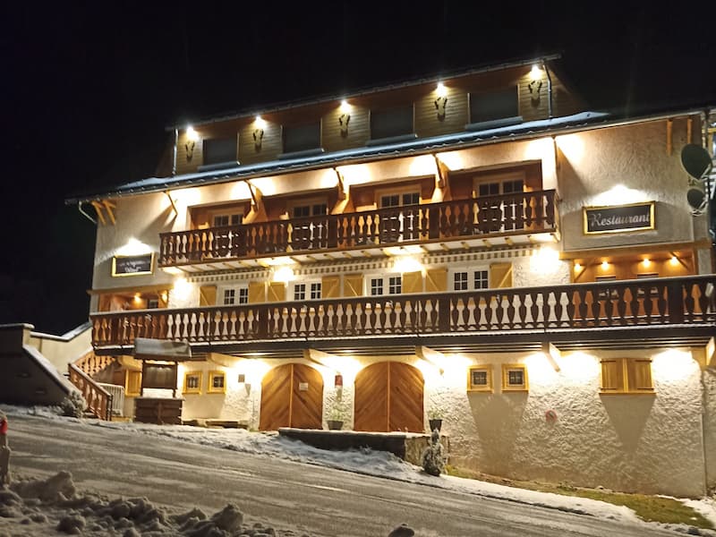 Chalet de luxe à Saint-Lary illuminé l'hiver sous la neige