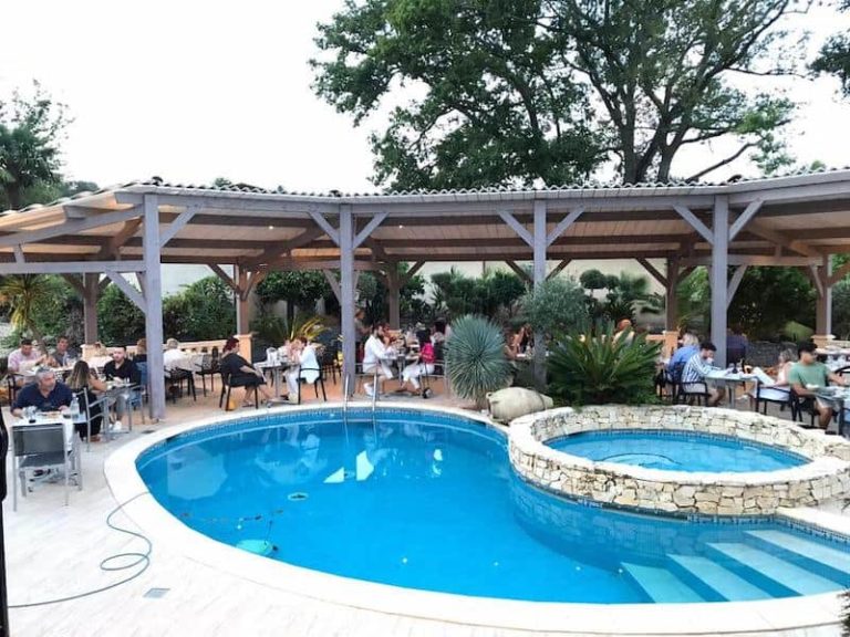 La terrasse bien remplie du restaurant et sa piscine à déjeuner