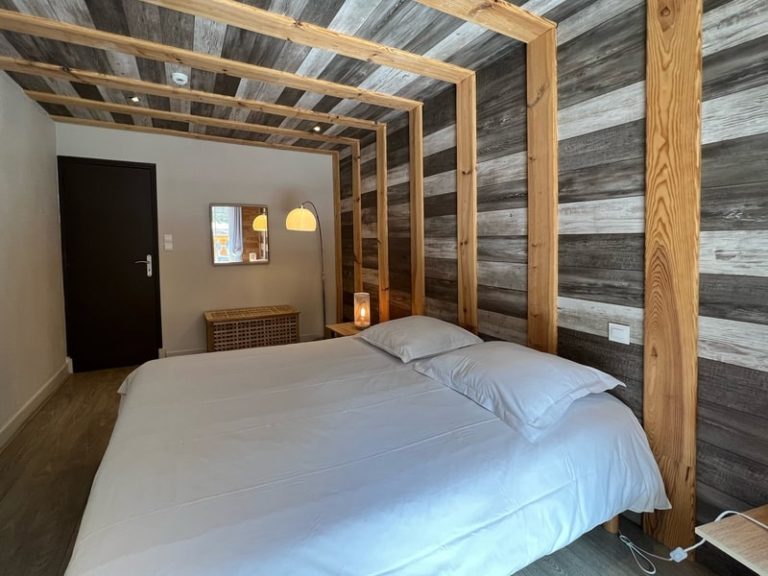 Belle chambre d'hôte boisée et lumineuse dans un chalet de Saint-Lary-Soulan