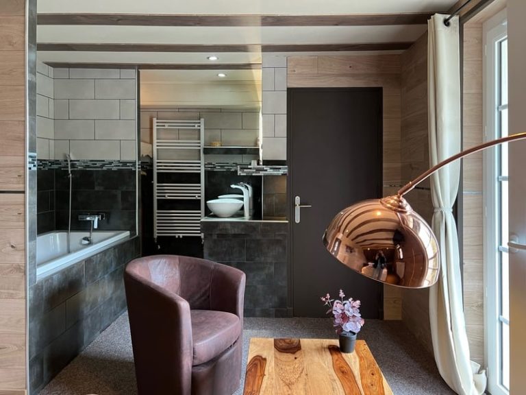 Salle de bain d'une chambre d'hôtes et salle de bain dans un chalet de prestige dans les Pyrénées