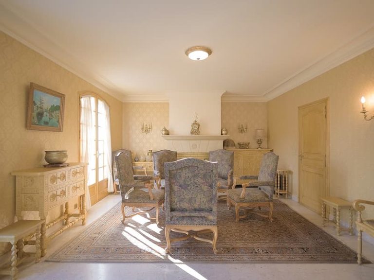 Luxueux salon avec marbre et cheminée à Trespoey