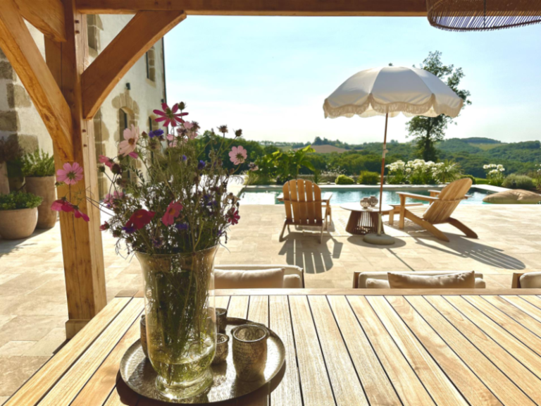 Abri terrasse en travertin vue piscine - Maison de luxe à vendre à Saint-Christaud