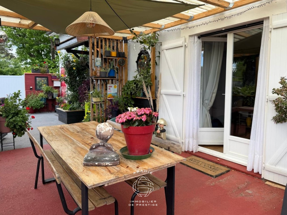 Grange rénovée à vendre à Mazères-Lezons, 96 m², terrain arboré, vue coteaux