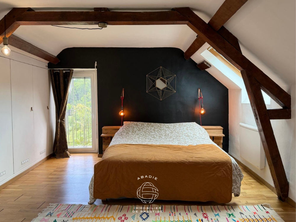 Grange rénovée à vendre à Mazères-Lezons, 96 m², terrain arboré, vue coteaux