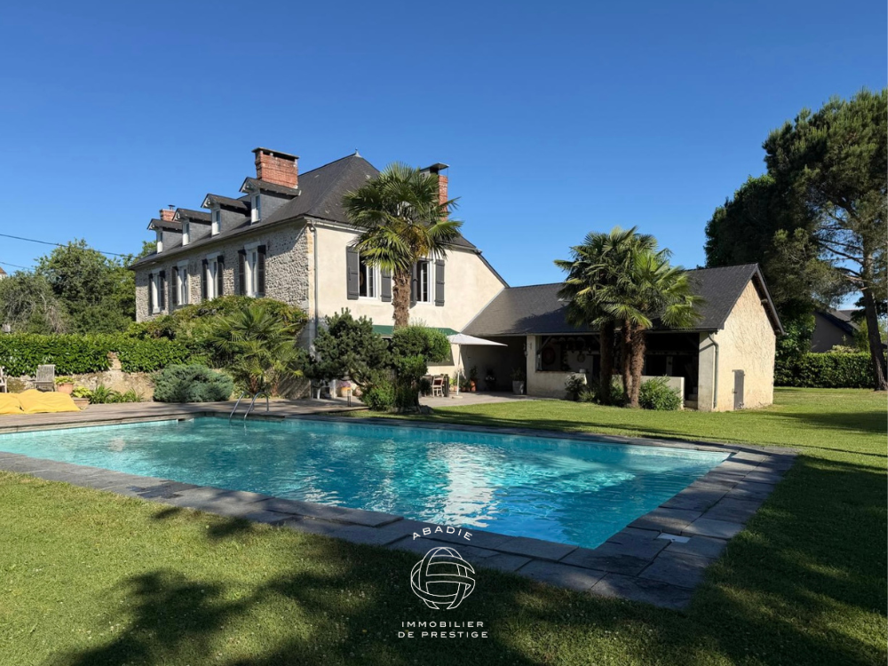 Maison de maître à vendre proche Nay Pau, 214 m², XIXème siècle, parc 2 875 m², piscine, garage, charpente d'époque. Village béarnais calme.