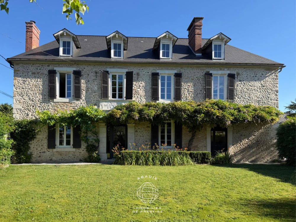 Maison de maître à vendre proche Nay Pau, 214 m², XIXème siècle, parc 2 875 m², piscine, garage, charpente d’époque. Village béarnais calme.