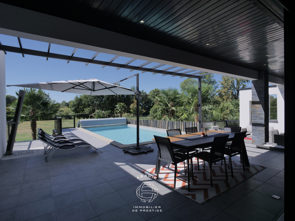 Maison contemporaine secteur Pau Tarbes à Soumoulou, vue Pyrénées, 192 m², piscine chauffée, domotique intégrale