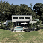 Maison contemporaine secteur Pau Tarbes à Soumoulou, vue Pyrénées, 192 m², piscine chauffée, domotique intégrale